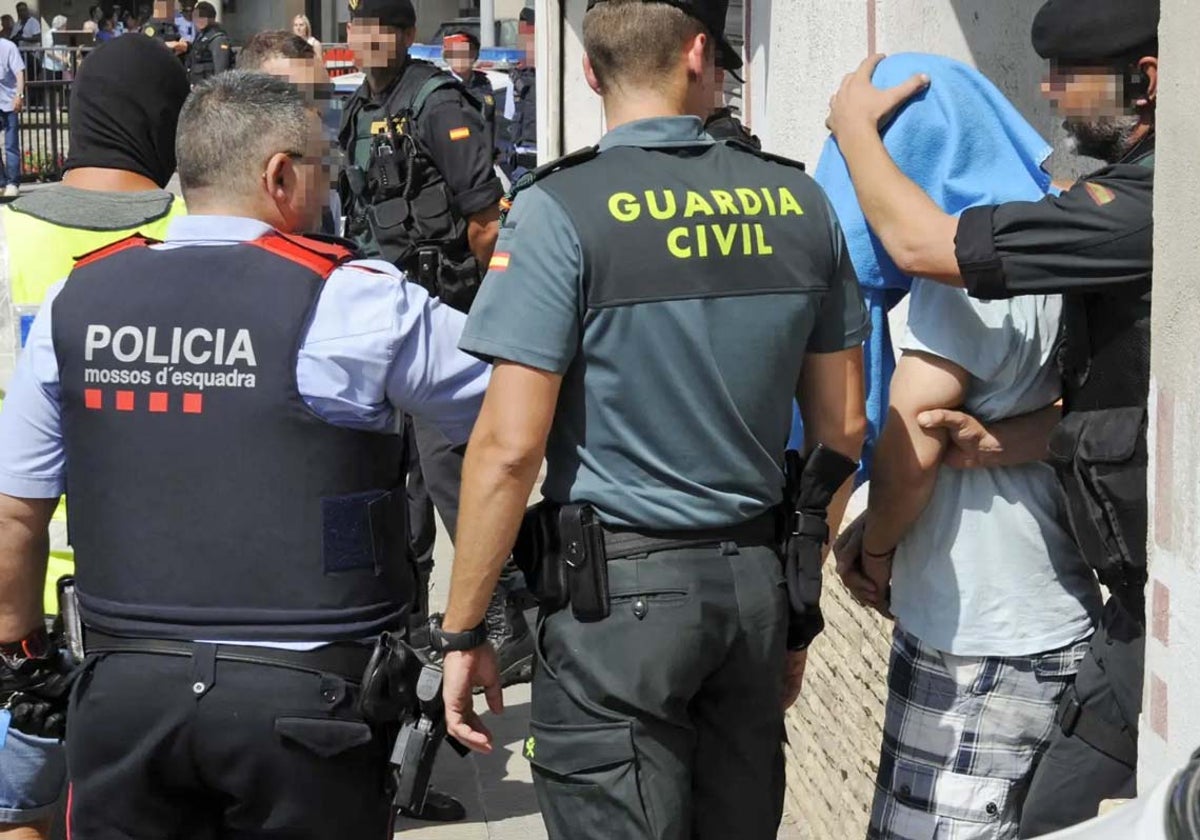 Guardia Civil y Mossos d'Esquadra en una operación conjunta