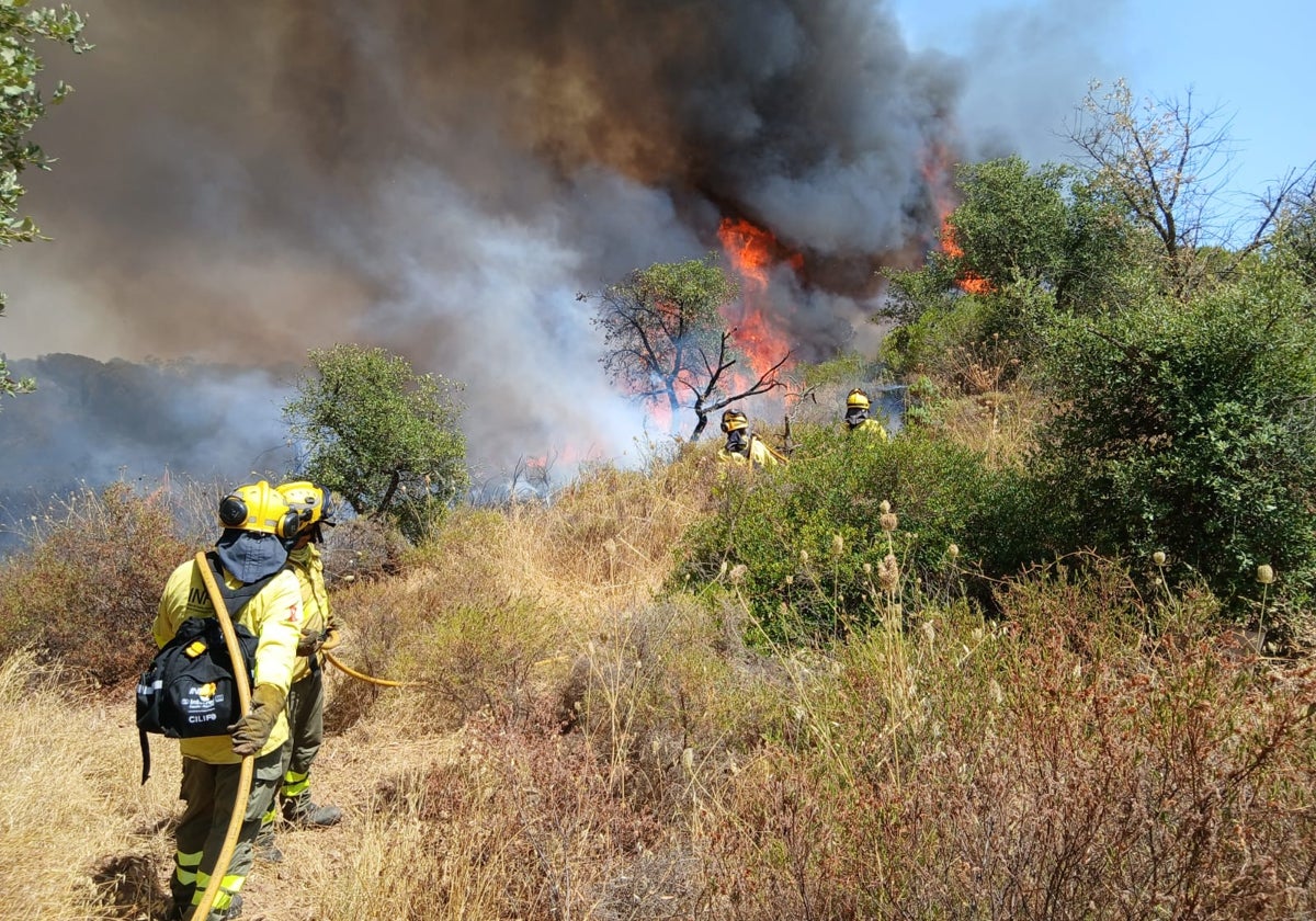 El Infoca trabaja en el incendio de Villablanca