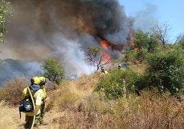 Dos guardias civiles agredidos tras acudir al incendio de un almacén de combustible en Villablanca