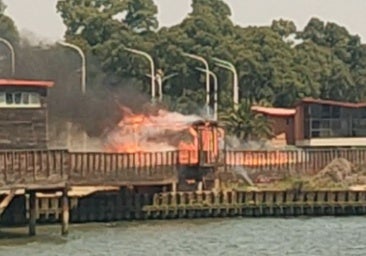 Incendio en Huelva: Arde una de las pasarelas de madera de la Avenida Francisco Montenegro