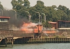 Incendio en Huelva: Arde una de las pasarelas de madera de la Avenida Francisco Montenegro