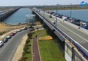 Gran atasco en el puente del Odiel hacia Punta Umbría tras un accidente