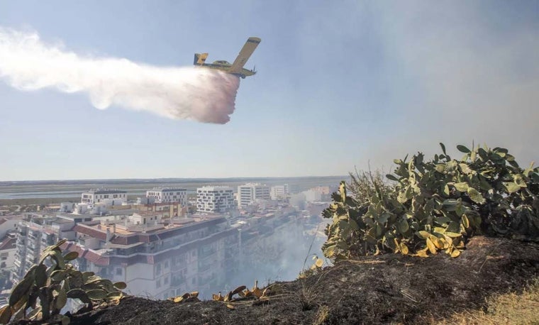 Una avioneta del Infoca en los trabajos de extinción de un incendio ocurrido en la zona en 2021