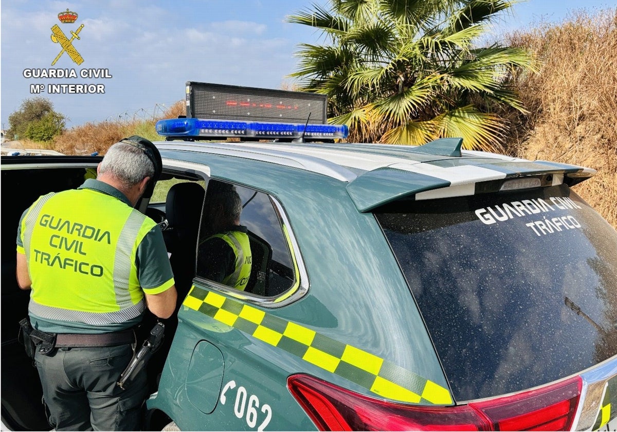 La Guardia Civil lo interceptó circulando por la H-30