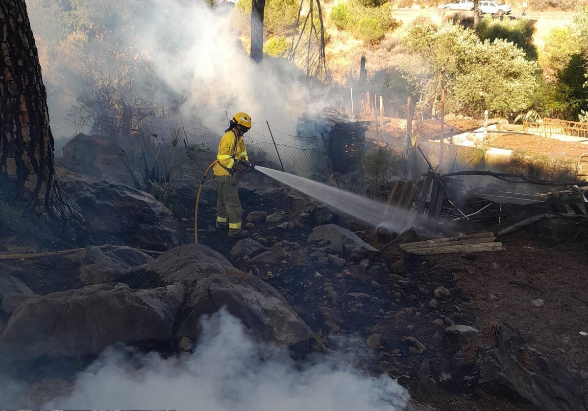 Un bombero interviene