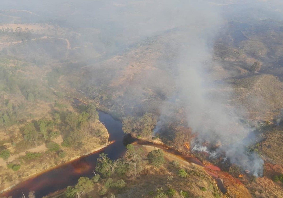 Vista del incendio declarado en Villanueva de los Castillejos