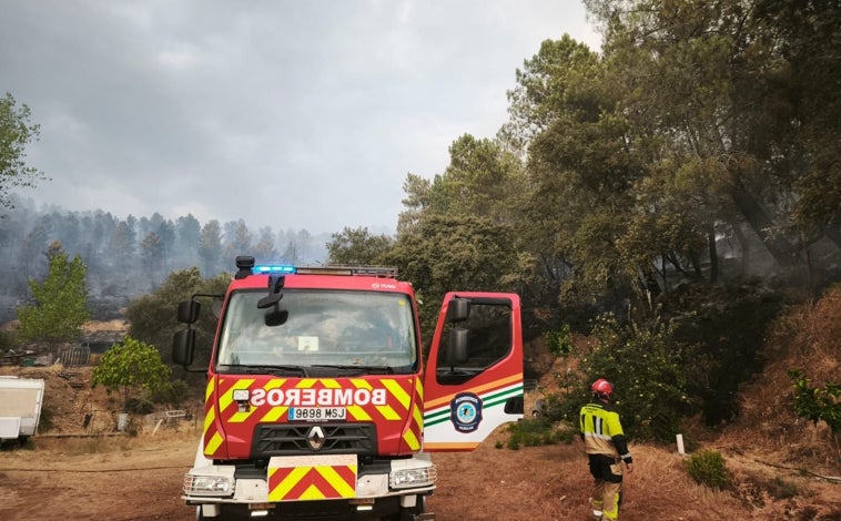 Imagen principal - Incendio en Huelva: 200 vecinos de Jabugo desalojados por precaución ante la gran cantidad de humo