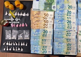 Dinero y sustancias intervenidos a dos hombres detenidos por la Guardia Civil en Ayamonte