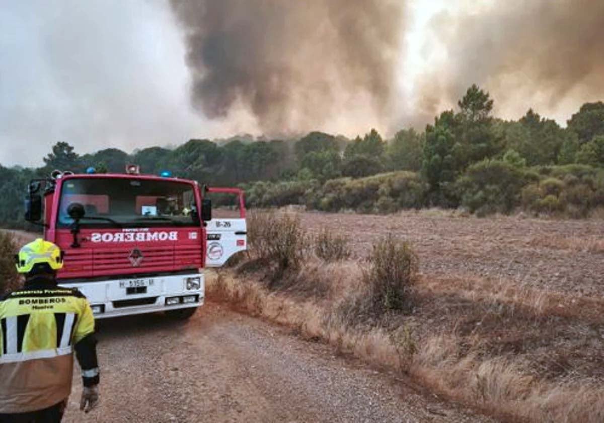 Bomberos del Consorcio Provincial en el incendio declarado el miércoles en la sierra de Huelva