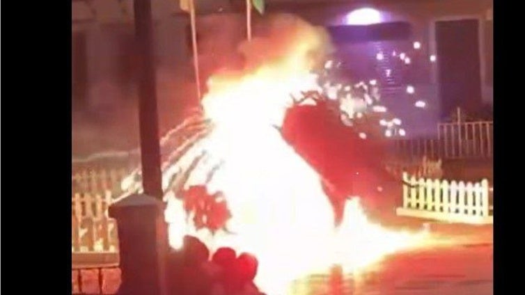 Al menos una herida grave por un toro de fuego durante las fiestas de Escacena del Campo