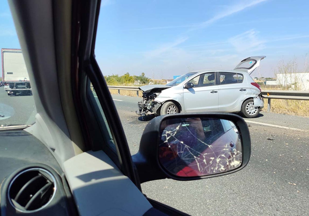 El vehículo accidentado, aún en la calzada