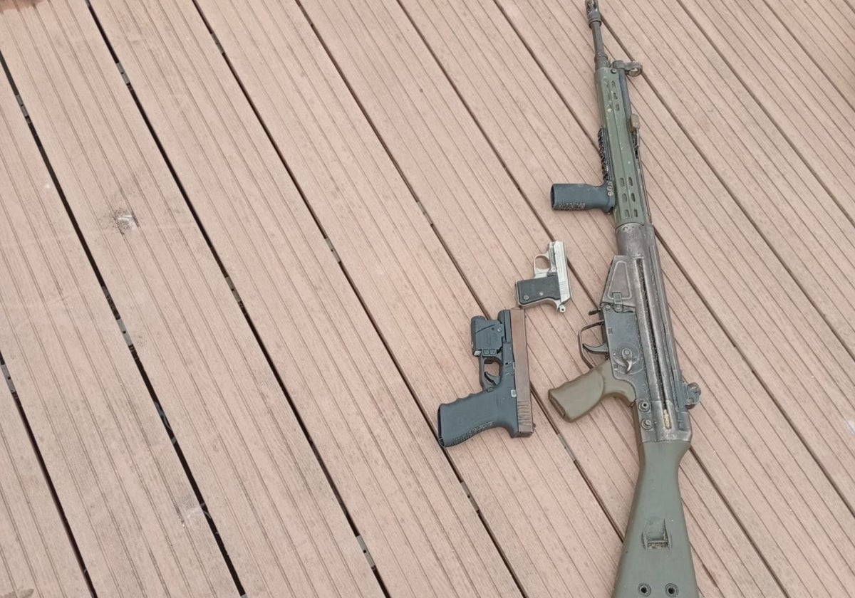 Fusil de asalto y pistolas intervenidas en la operación antidroga de El Rompido