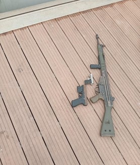 Imagen secundaria 2 - Quad y armas intervenidas en la operación antidroga de El Rompido