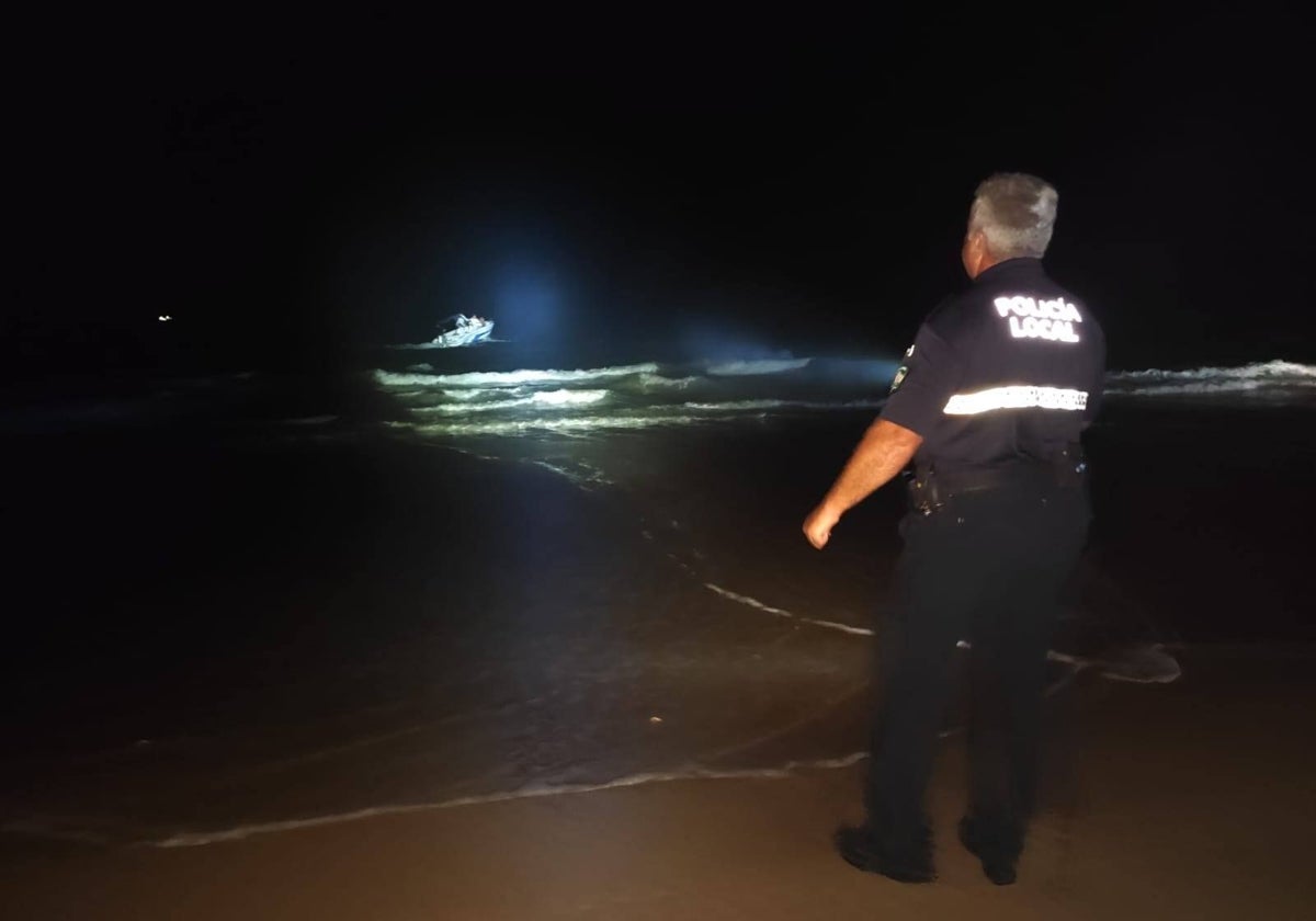 Agente de la Policía Local, frente a la embarcación encallada