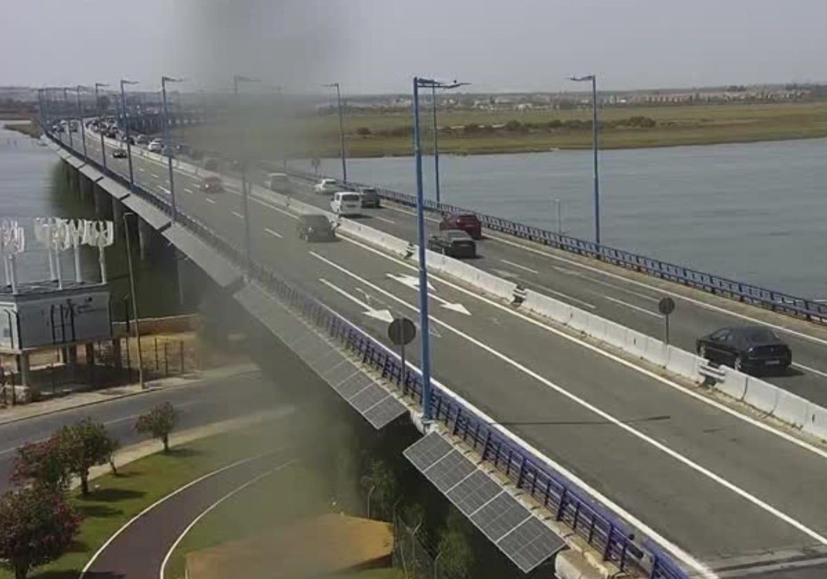 Cámara de tráfico en el inicio del Puente del Odiel