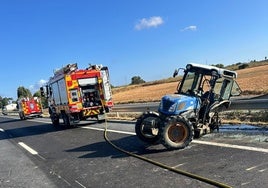 Accidente en Huelva: Trasladan a dos hombres al hospital tras un choque entre una furgoneta y un tractor en Gibraleón