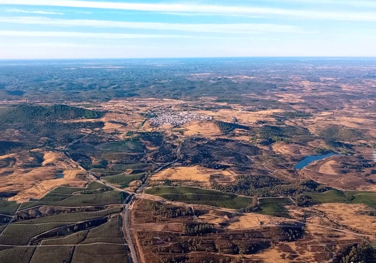 Imagen aérea de la zona afectada por el incendio declarado junto al embalse de Teliarán de Calañas