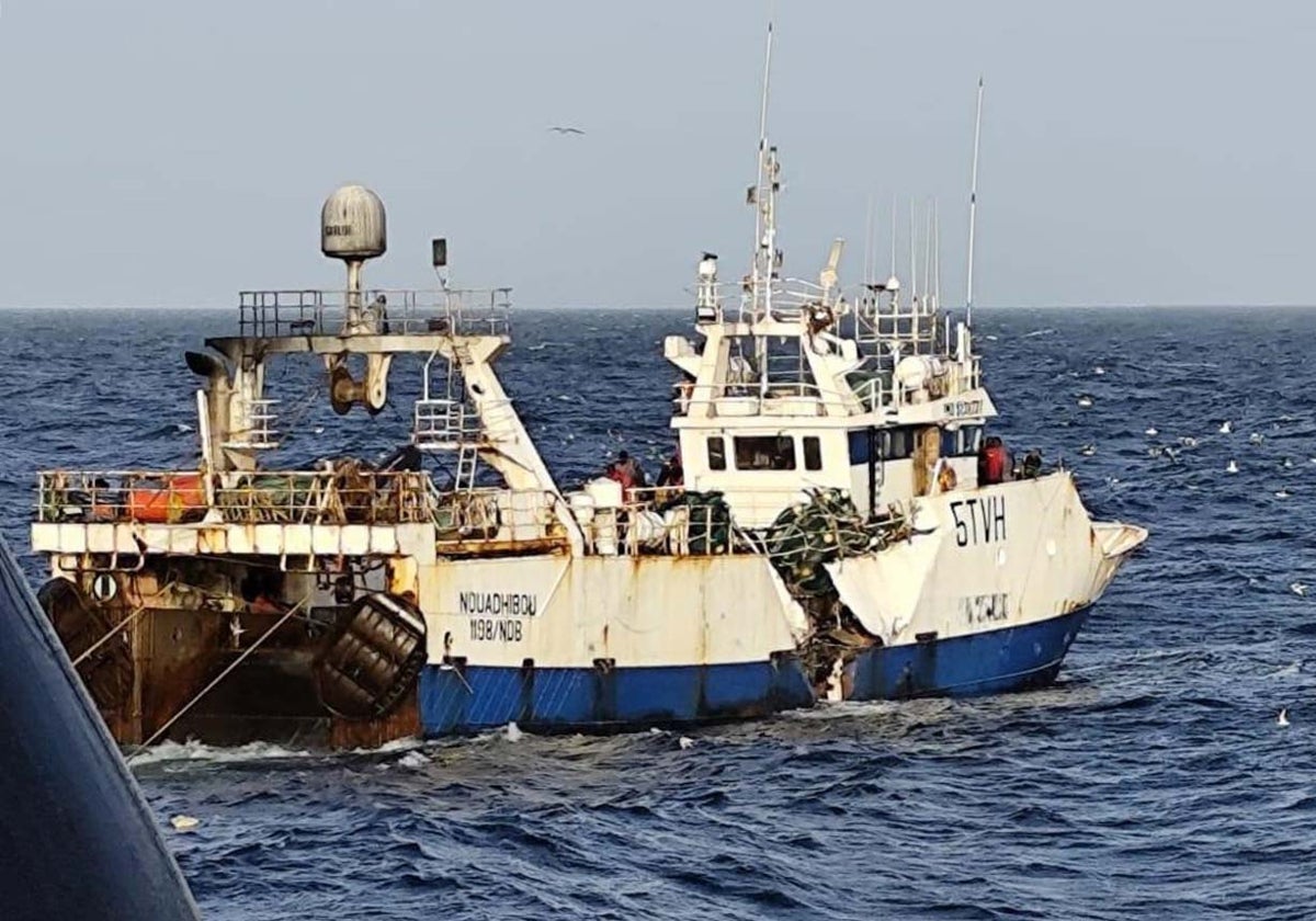 El 'Tafra 3' tras el choque de otro buque en Mauritania