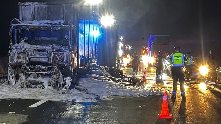 El camión incendiado en la A-49