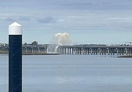 Una avería en una tubería del Puente Sifón provoca una enorme columna de agua visible desde Huelva
