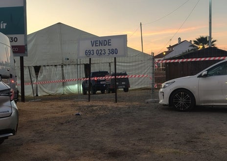Imagen secundaria 1 - La llama enferma que finalmente murió sin ser atendida a tiempo y el exterior de la carpa donde se encontraba