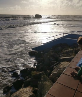 Imagen secundaria 2 - Matalascañas, sin playa y con el paseo marítimo dañado