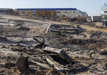 Colectivos sociales arremeten contra la alcaldesa de Palos tras el incendio en el asentamiento: «No quiere saber nada del asunto»
