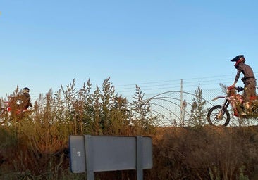 La Policía Local busca a tres motoristas que hacían caballitos en el nuevo carril bici entre Lepe y La Antilla