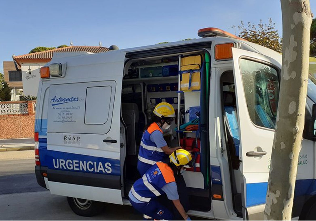 Foto de archivo de una ambulancia durante una atención