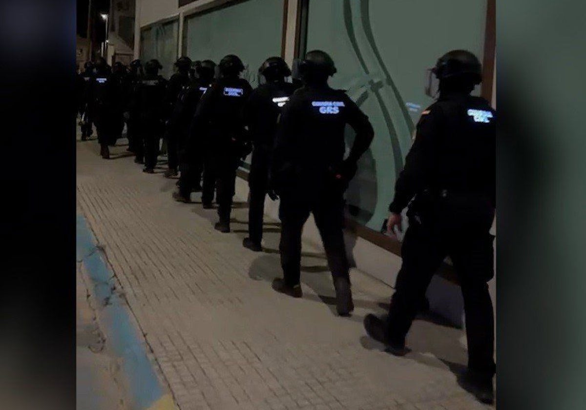 Una de las entradas y salidas de los agentes de la Guardia Civil