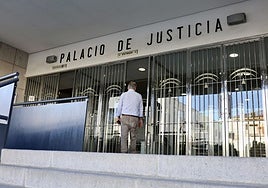 Arroja en Huelva un calefactor a su pareja embarazada en presencia de la hija de ambos