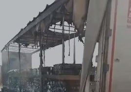 Estado en el que ha quedado el camión de sal que ha salido incendiado en la A-49