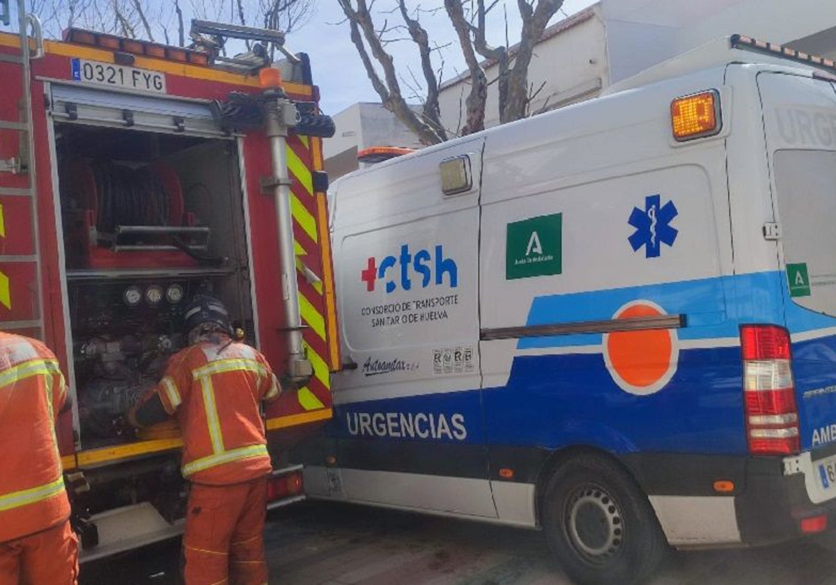 Efectivos de Bomberos y sanitarios durante una actuación