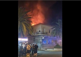 Un incendio originado en una vivienda ocupada de Almonte obliga a rescatar a 15 personas