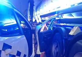 Dos agentes de la Policía Local de Huelva salen ilesos de una fuerte colisión esta madrugada con un camión cisterna