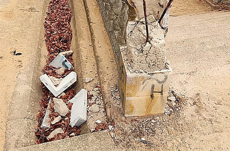Cascotes de piedras en un abandonado Parque Alonso Sánchez