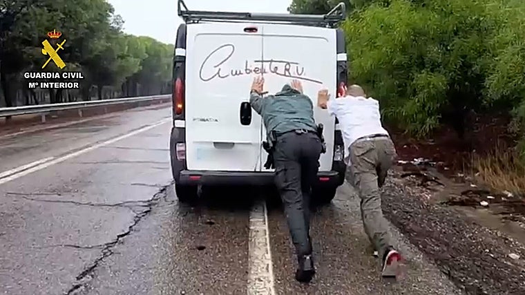 El vehículo quedó atrapado en una carretera del término municipal de Ayamonte
