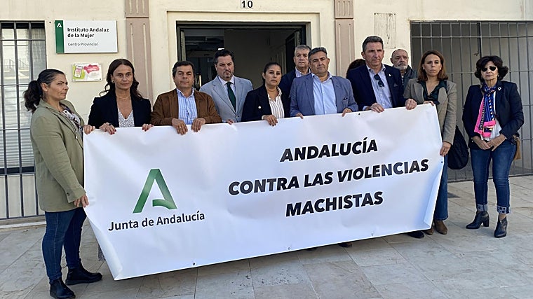 Minuto de silencio ante la sede del IAM de Huelva