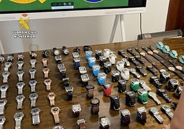 Relojes intervenidos en el embarque del ferry a Canarias