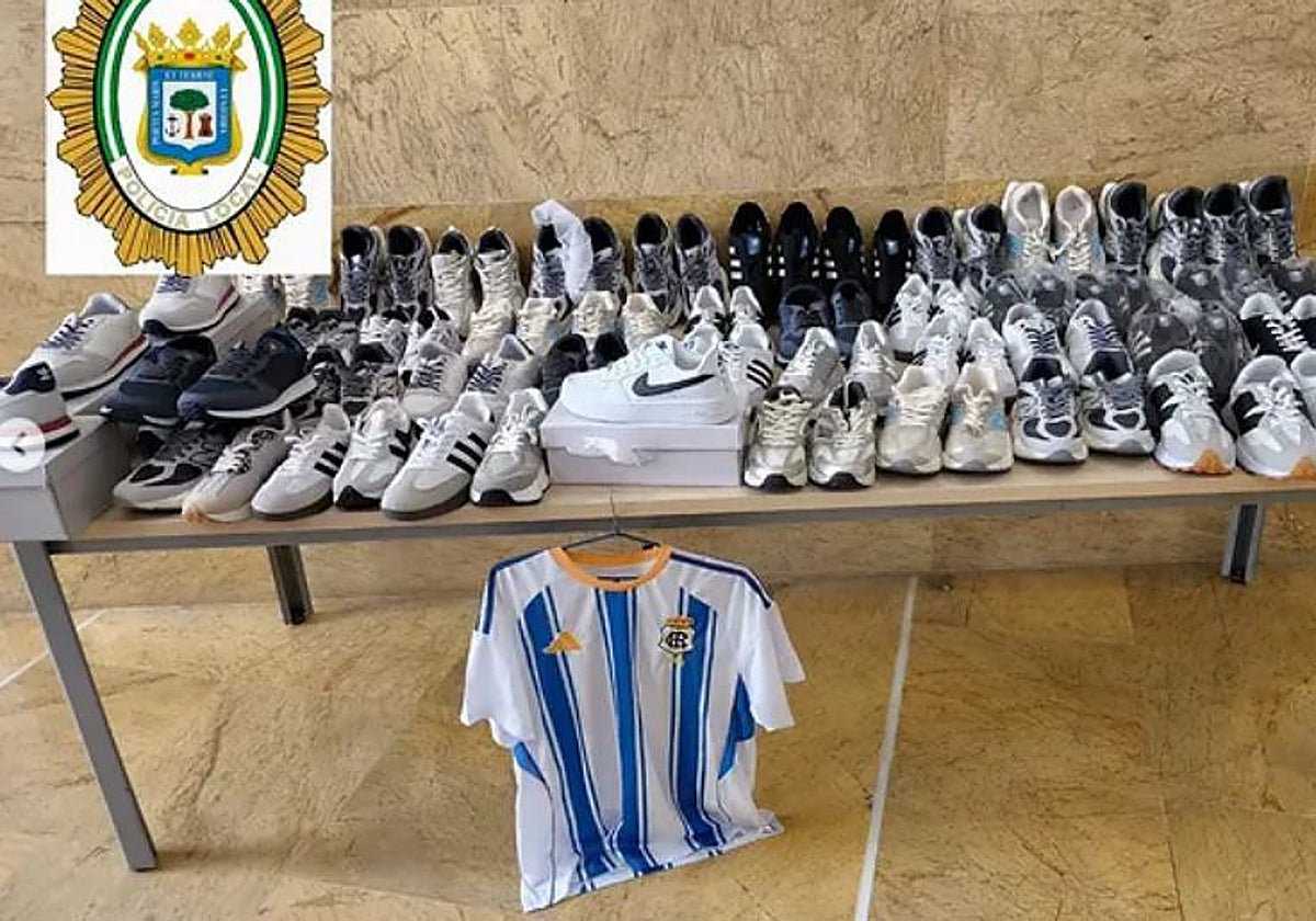 Los 64 pares de zapatillas antes de ser destruidos por la Policía Local de Huelva