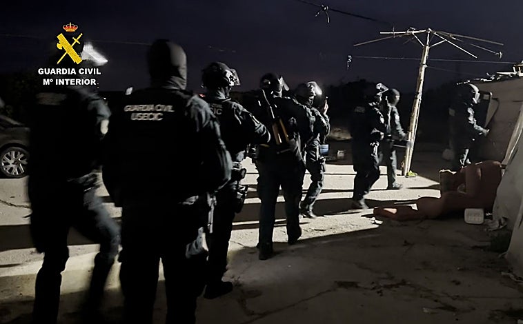 Imagen principal - Tres detenidos por matar de una brutal paliza a un vecino de Bollullos