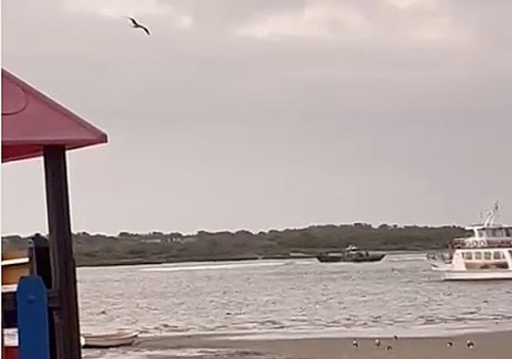 Narcolancha y embarcación de la Guardia Civil, en el río Piedras