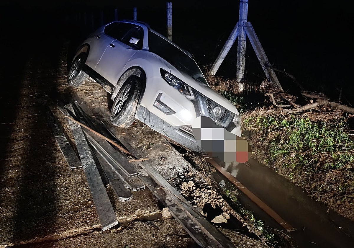 El coche que fue arrastrado por la corriente en Almonte