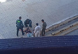 Dos agentes de la Guardia Civil socorriendo al herido antes de que llegaran las asistencias sanitarias