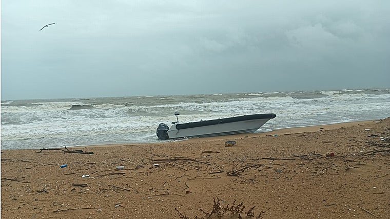 La narcolancha varada en el espigón