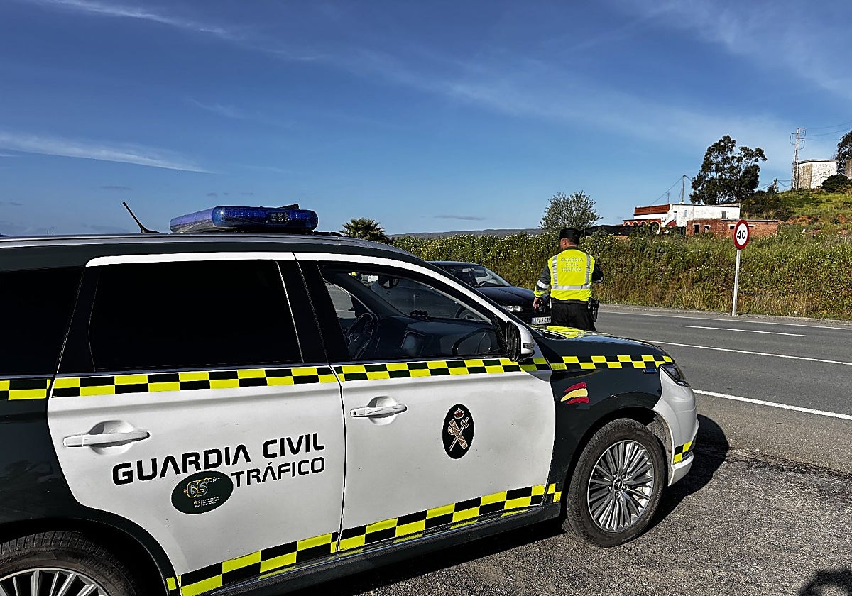 Guardia Civil en un dispositivo de control de tráfico