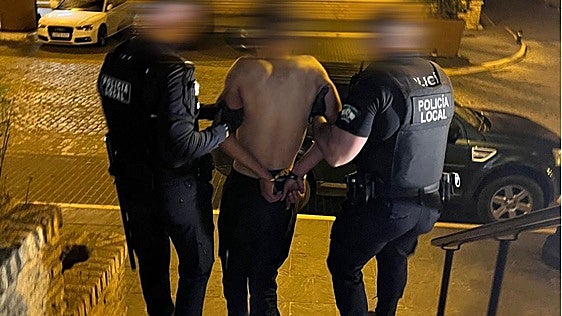 Detenido por destrozar la fachada de una tienda y lanzar piedras contra varios vehículos en el centro de Almonte