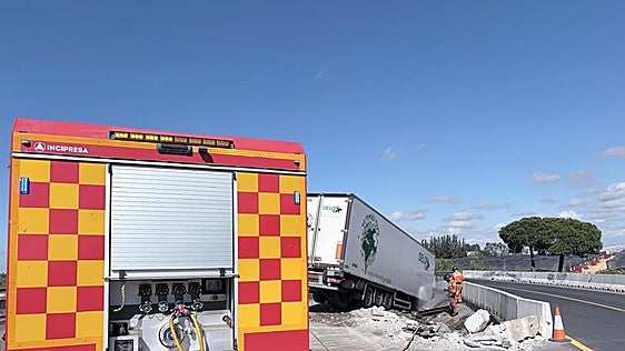 Un accidente en la zona de obras de la A-49 corta durante varias horas la autovía en ambos sentidos