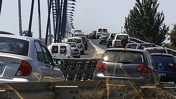 Accidente en Huelva: Dos mujeres heridas en una colisión en el puente del Odiel y un tráiler frigorífico ha volcado en la A-49