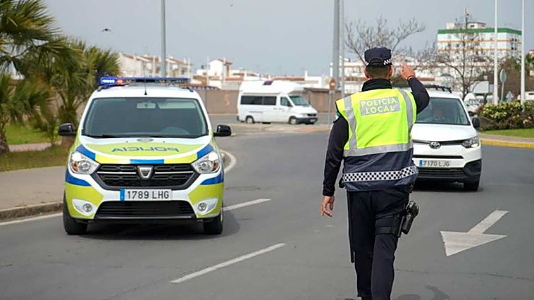Auxilian a un hombre que convulsionaba en un coche en Ayamonte y lo detienen con 35 gramos de cocaína